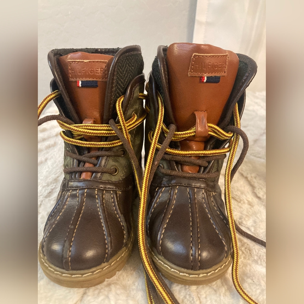 Vintage Tommy Hilfiger Brown Leather Duck Boots with Tan Accents- Size 8 Toddler